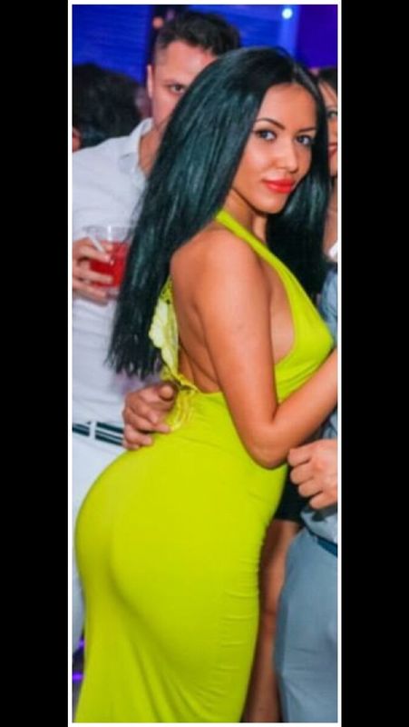 Tanara invata din greu pentru examenul pentru a intra in Barou