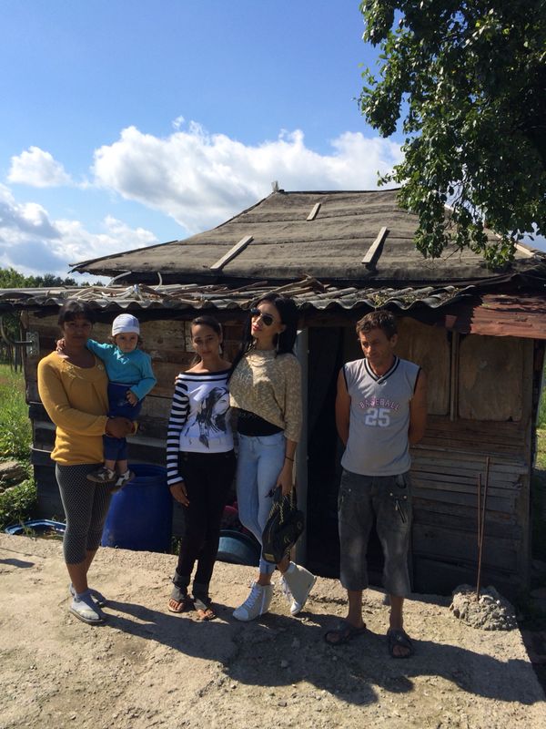 Familia Stegaru a primit haine, mancare, dulciuri, dar si o suma importanta de bani