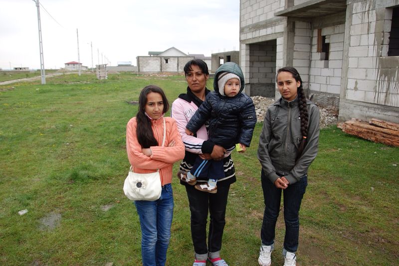 Cele doua fete ale familiei Stegaru invata extrem de bine, chiar daca invata la lumanare