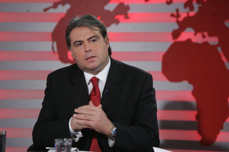 Din cand in cand, istoricul Adrian Cioroianu apare la TV pentru a comenta evenimente politice