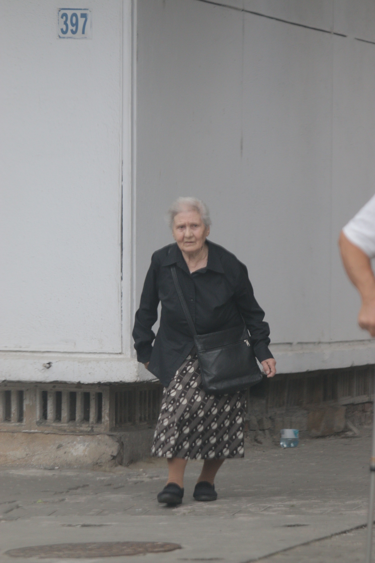 Batranica isi vinde florile din propria curte