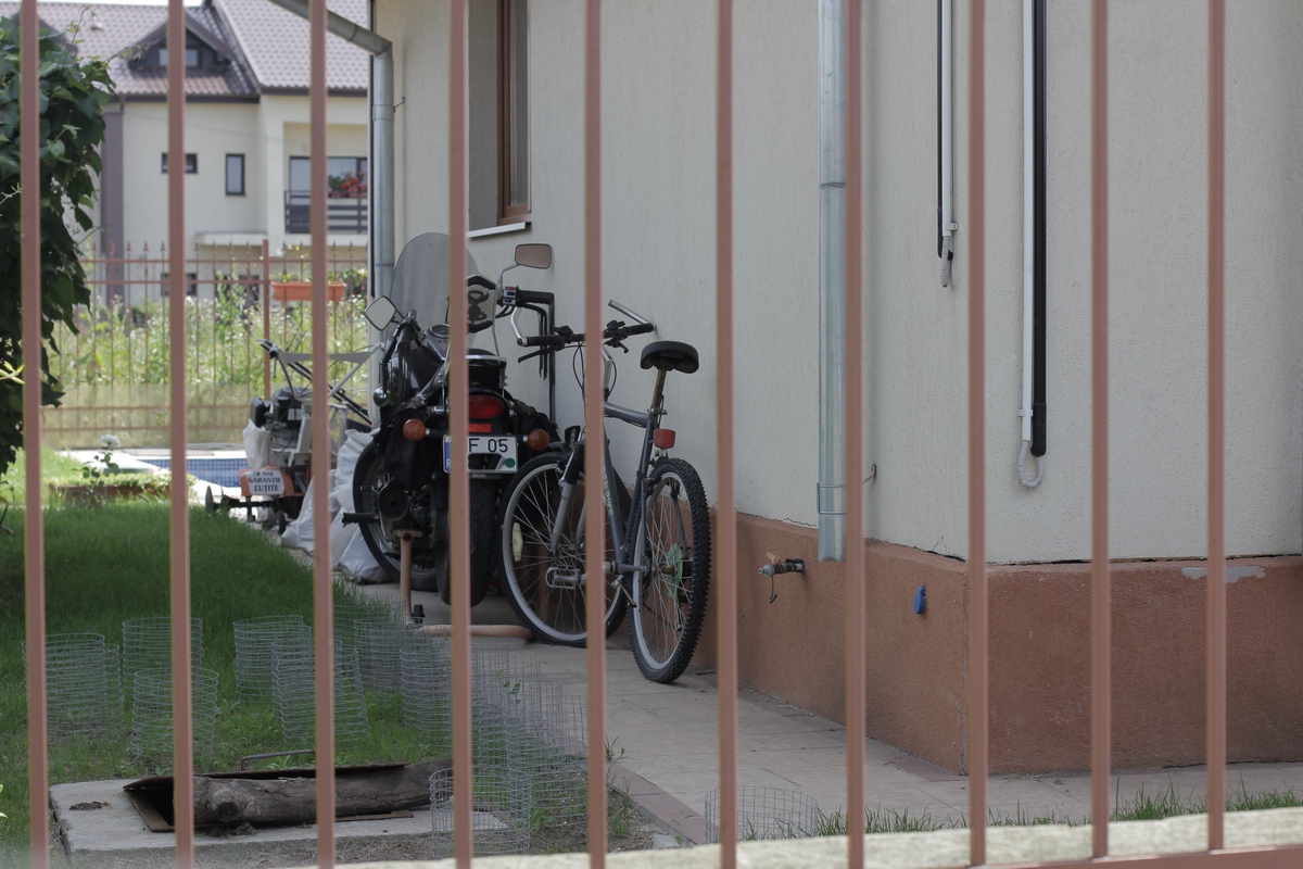 Motocicleta lui Adrian iovan este in continuare ascunsa dupa un perete al vilei din Otopeni