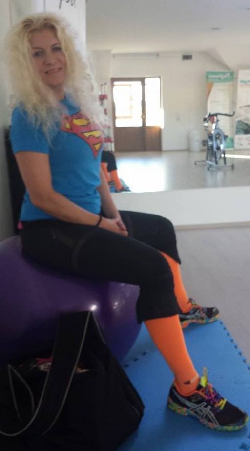 Frumoasa blonda castiga o avere din cursurile de zumba