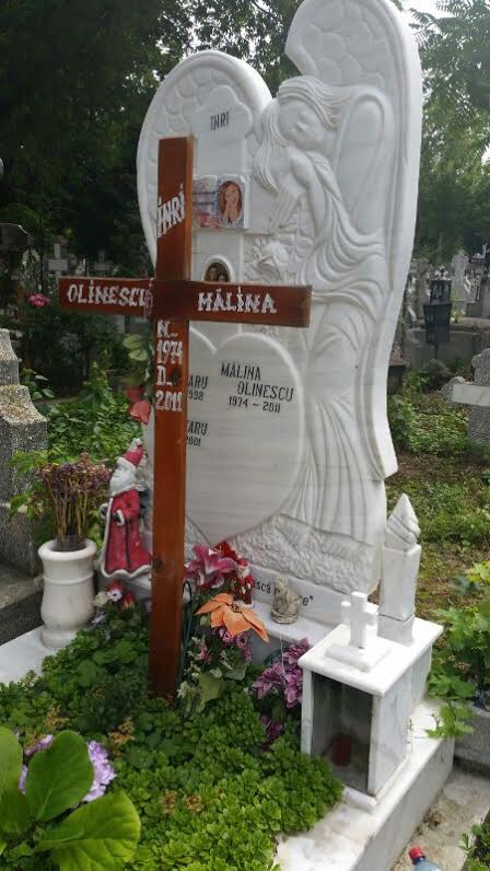 Doina Spataru are grija ca la mormantul fiicei sale sa fie mereu flori proaspete si lumanari aprinse