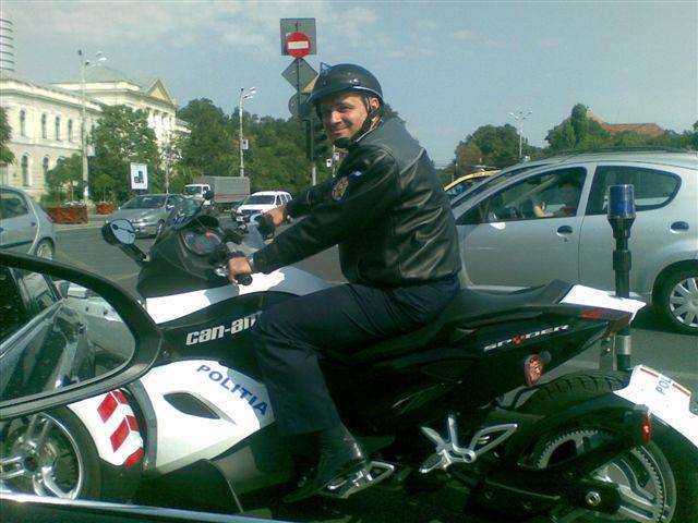 Comisarul pe un Can-Am al Politiei Romane