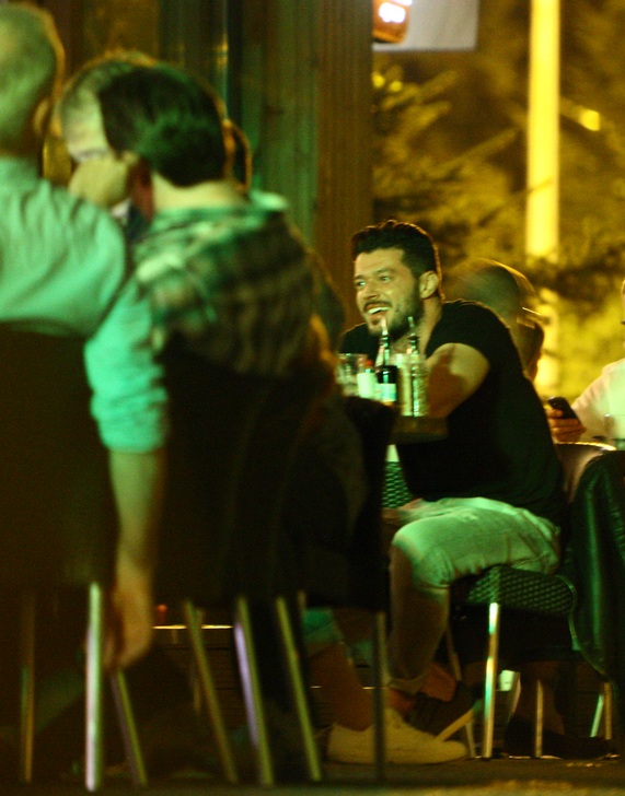 Prezentatorul de la meteo s-a simtit foarte bine la terasa