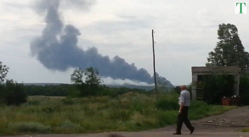 Din imagini, se vede cum un fum gros se ridica in zona in care s-a prabusit avionul