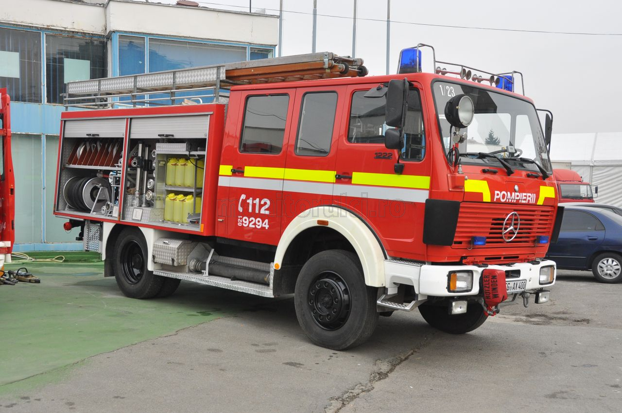 Sase autospeciale s-au luptat cu focul in noapte de sambata spre duminica