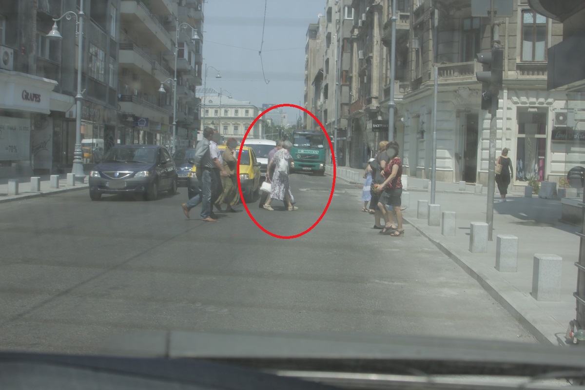 Nici nu a pus bine piciorul pe trecerea de pietoni ca fostul premier a fost asaltat de o fana pensionara