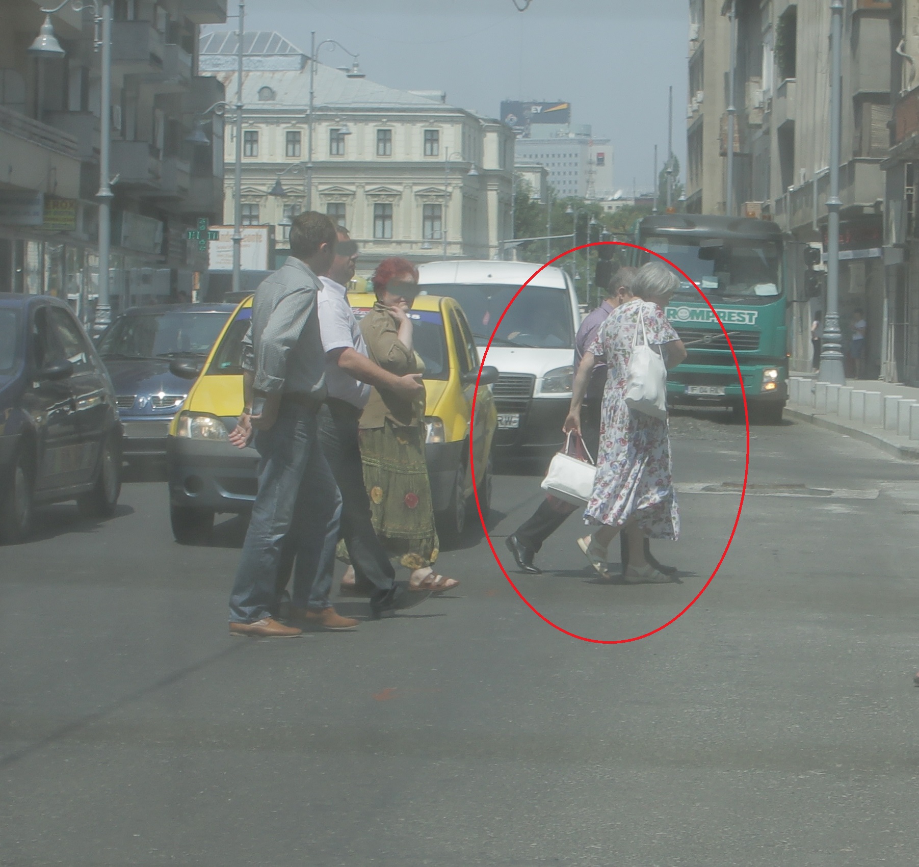 Primarul Clujului a fost imediat luat de brat de pensionara