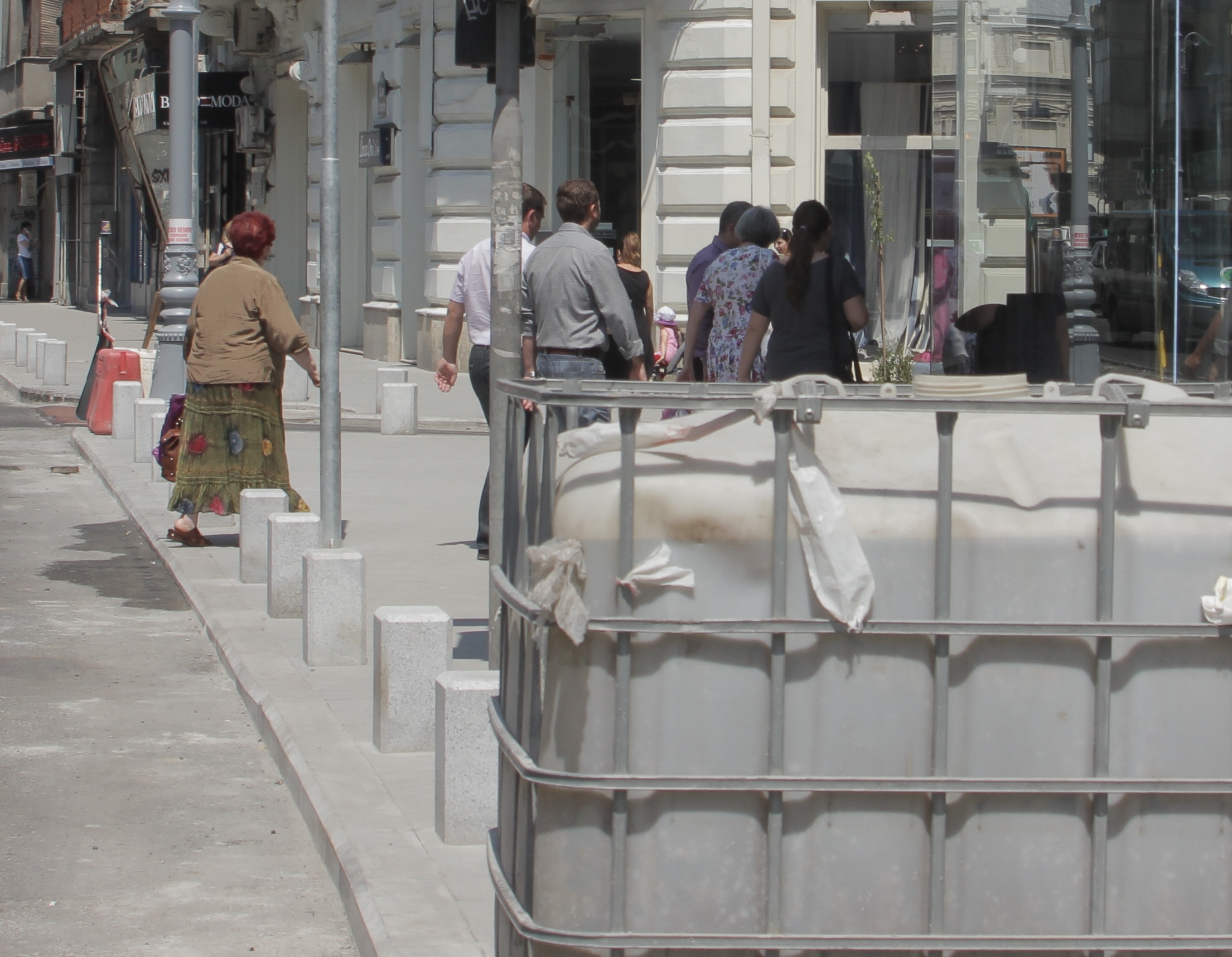 Cei doi au plecat la pas spre Piata Amzei