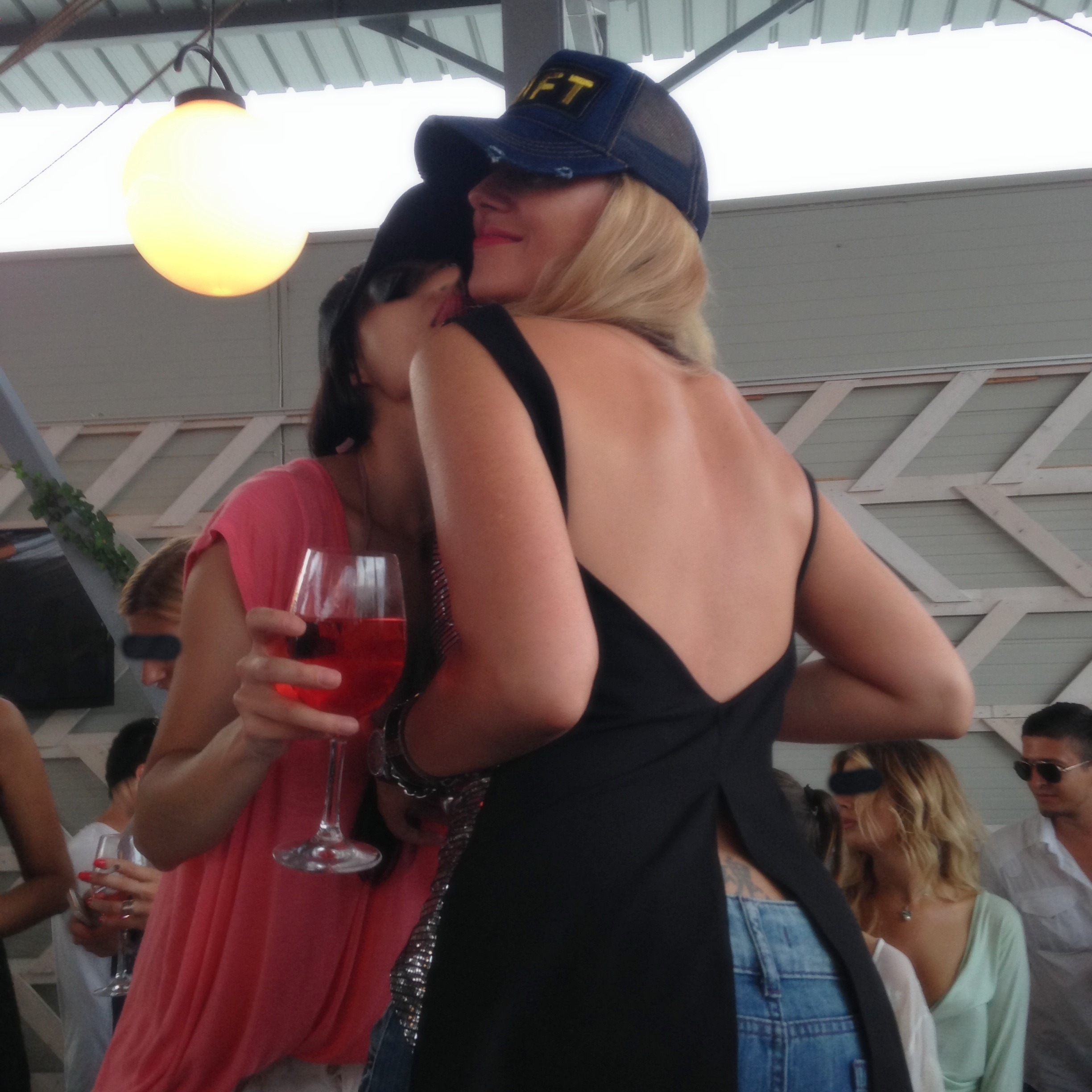 Gabriela s-a distrat alaturi de o prietena intr-un club din Mamaia