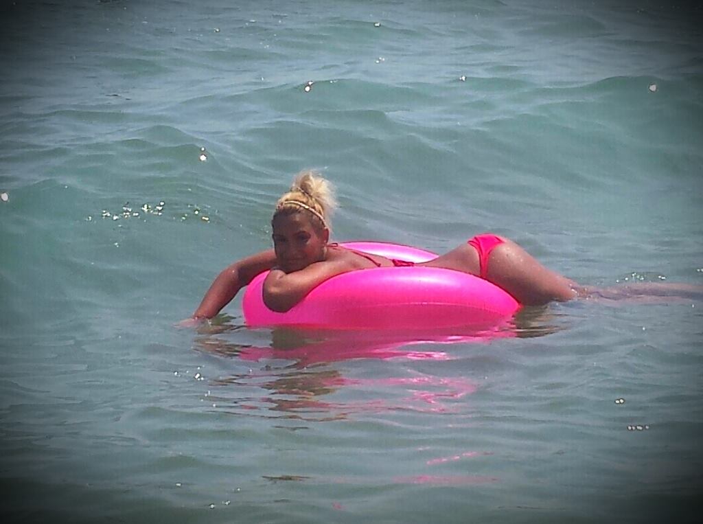 Fosta concurenta de la MasterChef a ales un colac care sa se asorteze cu costumul de baie