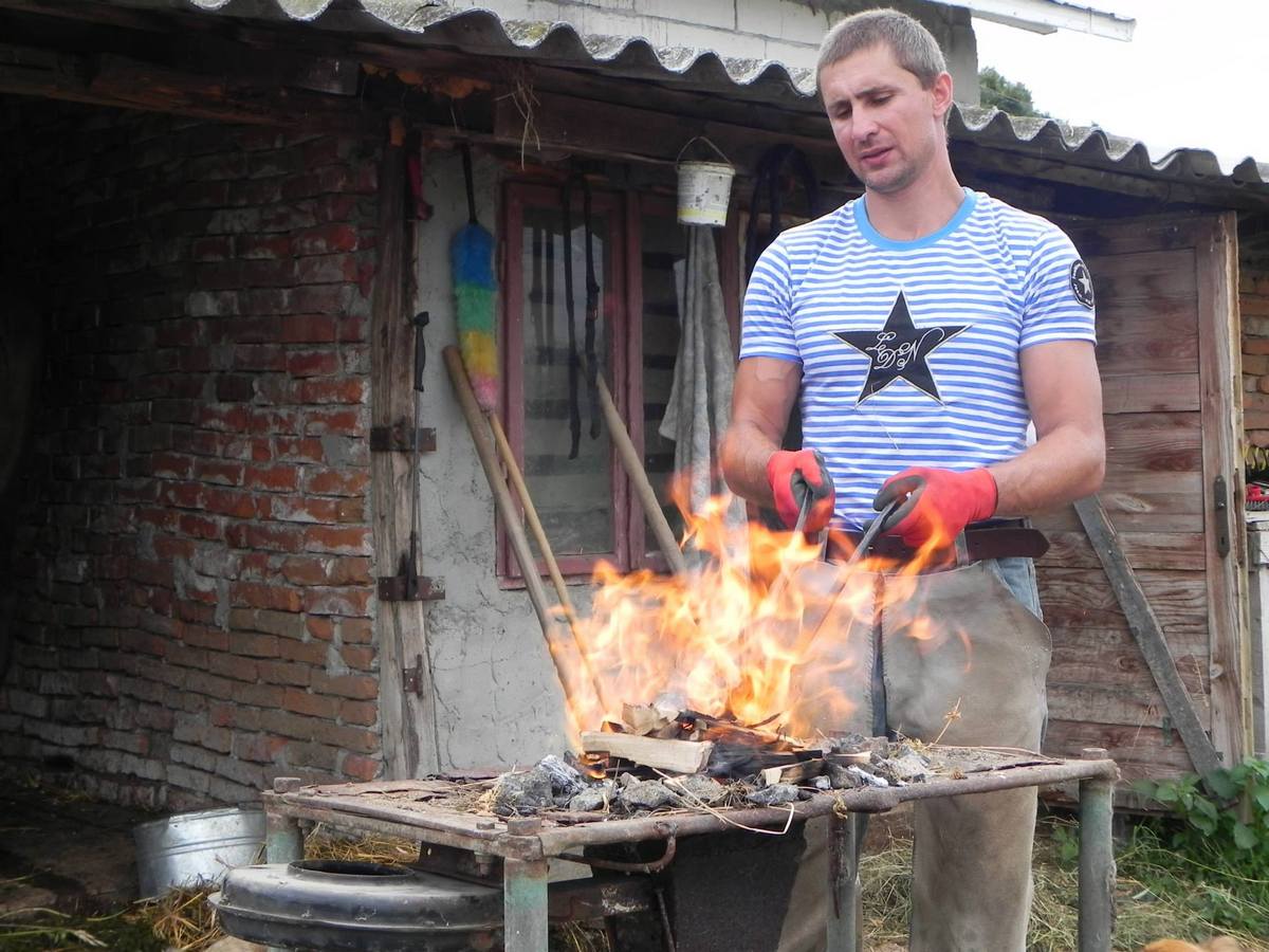 El a incalzit potcoavele in foc