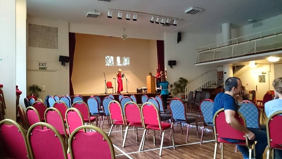 Frumoasa ardeleanca isi facea incalzirea inainte de concert