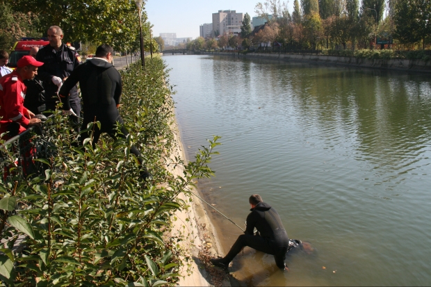Astazi la prima ora, scafandrii ISU au reusit sa recupereze corpul din apele Lacului Straulesti