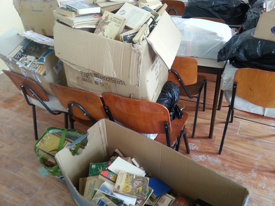 Mare parte din cartile aduse in satul unde a copilarit Aura, au trecut prin mainele ei