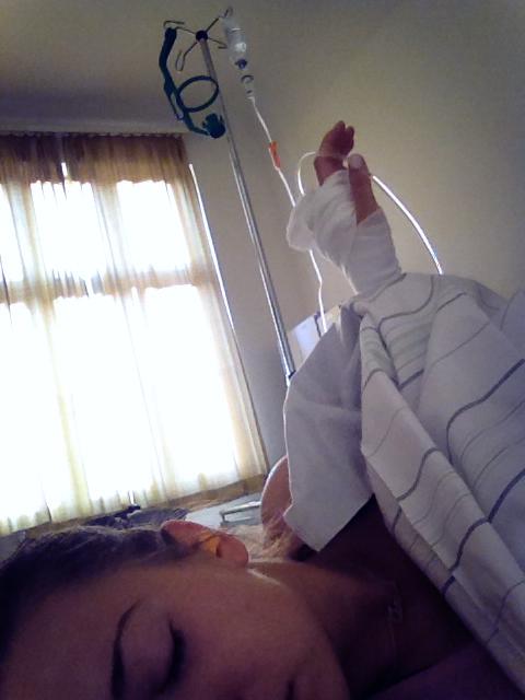 In timp ce Isabell este pe patul de spital, soara sa Larissa Ipati se bronzeaza la greu