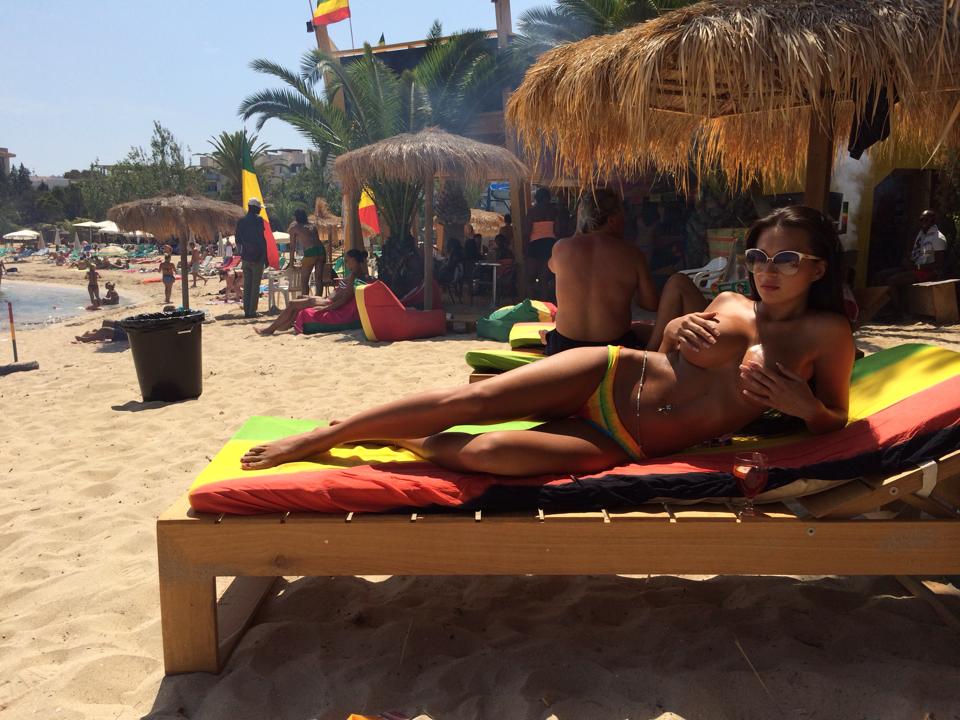 Larissa Ipati face furori cu noile sale silicoane