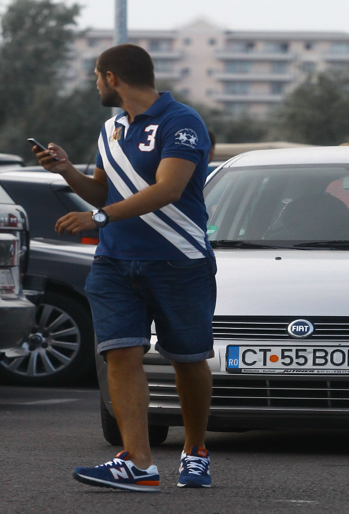 Pilotul sesizeaza masina si sare din fata ei