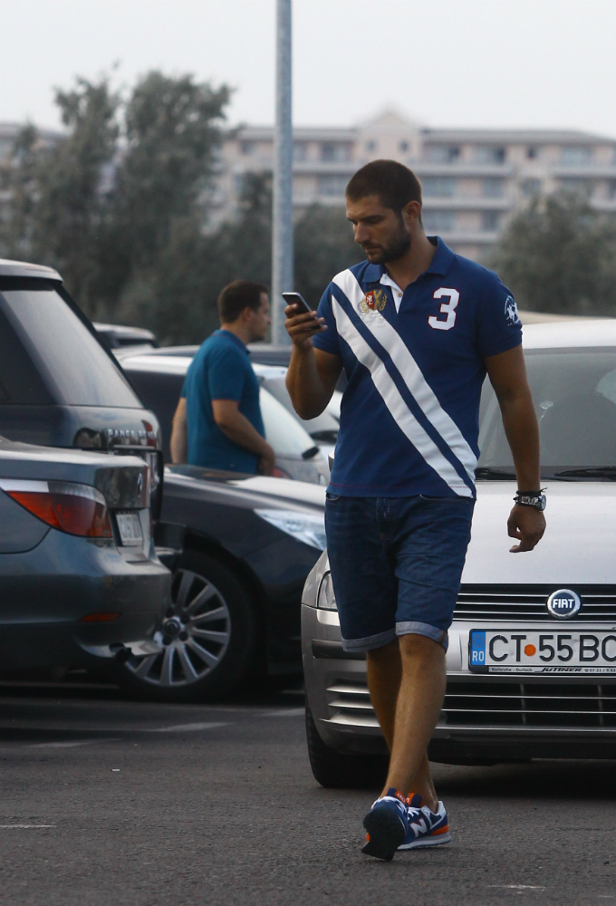 Catalin Cazacu se uita in telefon si nu observa ca masina se apropie de el