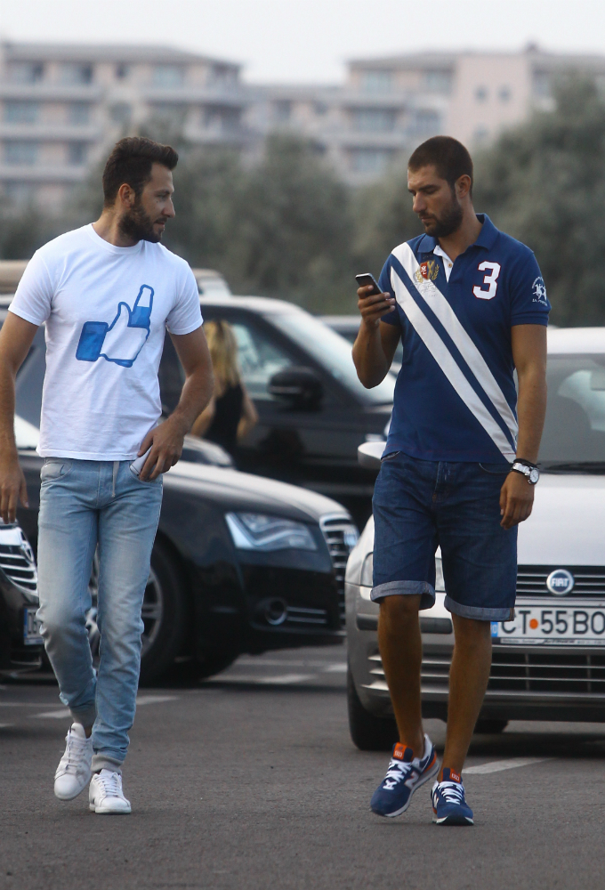 Alaturi de un prieten, Cazacu iese din club fiind atent la telefonul mobil