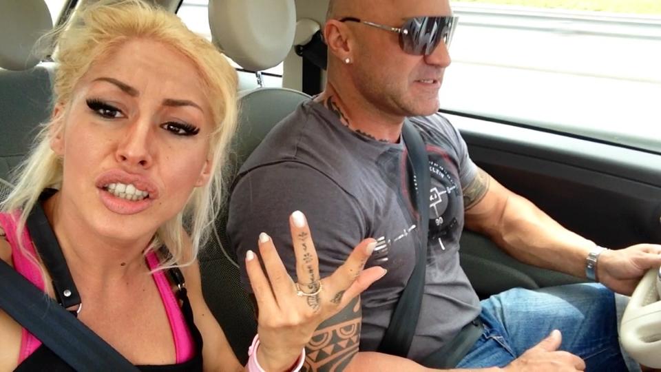 Oana Oprea alaturi de noul sau iubit. Pe degetul sau se vede un inel de logodna