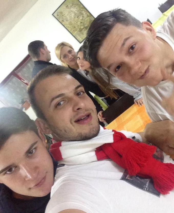 Tanarul purta cu mandrie fularul lui Dinamo