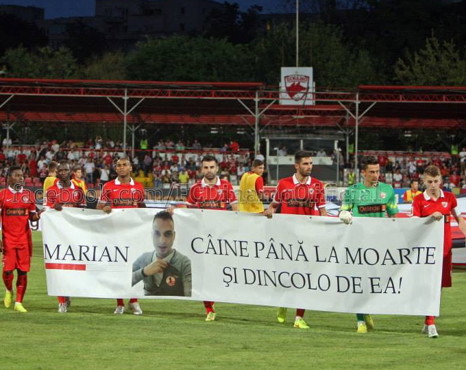 Fotbalistii lui Dinamo au iesit de la vestiare cu mesajul dedicat lui Marian. Inainte de meci a fost tinut si un moment de reculegere