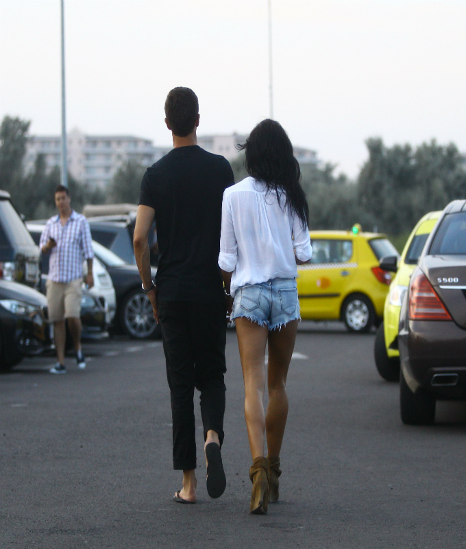 Ovidiu Burca si sotia merg imbratisati spre intrarea in club