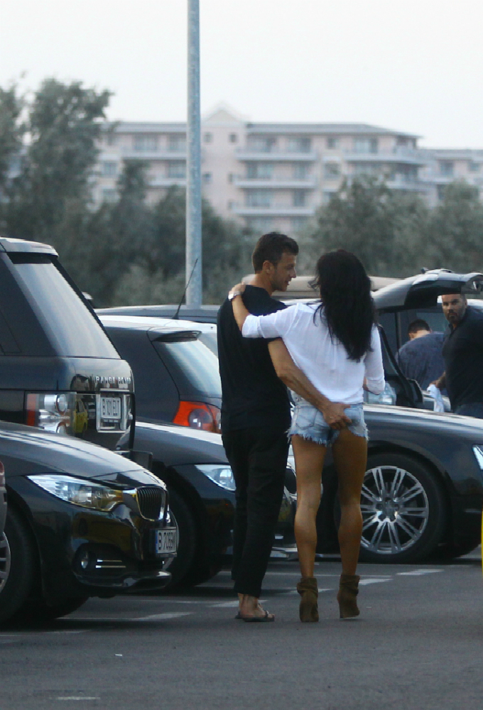 Femeia nu reactioneaza, iar Burca pare extrem de bucuros