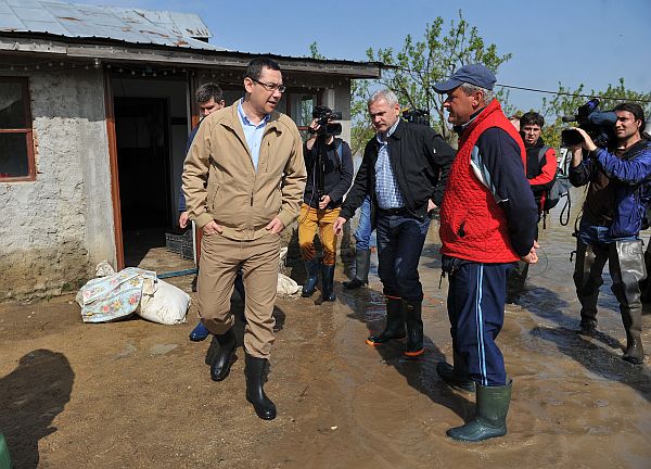 Premierul Victor Ponta a intervenit in zonele afectate de inundatii