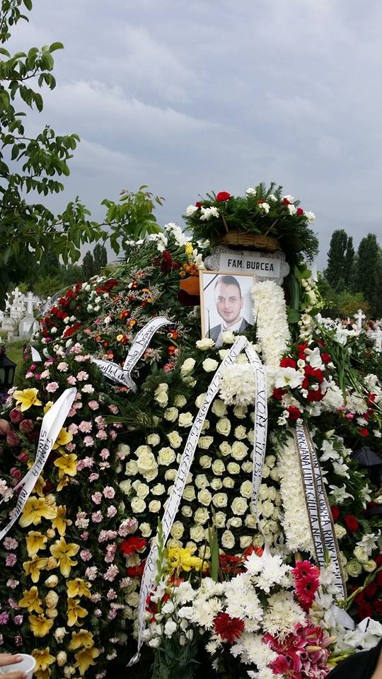 Prietenii si familia au adus circa o suta de coroane de flori la mormantul lui Marian Mezdrea