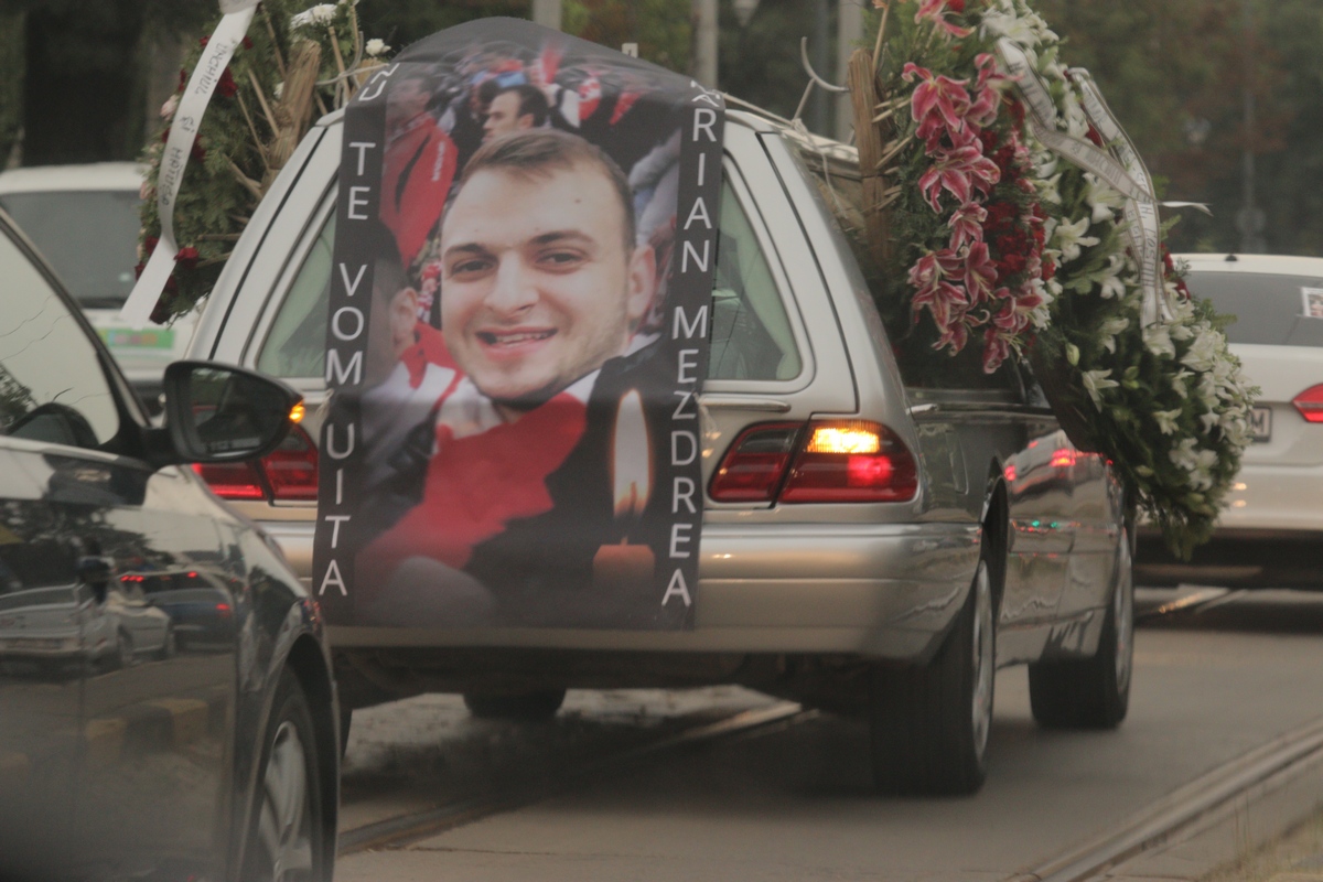 Marian a fost foarte iubit, dupa cum se vede si dupa cortegiul funerar, care a fost format din peste o suta de masini