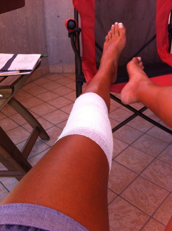 Felicia si-a luxat piciorul la o partida de tenis