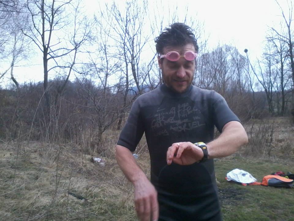 A traversat lacul Snagov fara pic de ajutor