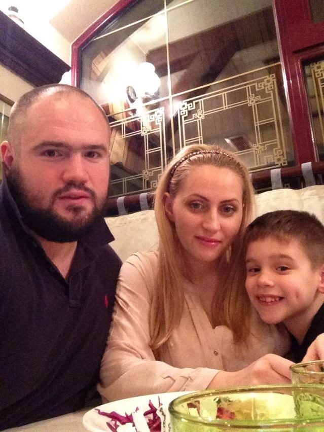 Sportivul alaturi de sotia sa Adriana si fiul cel mare, David