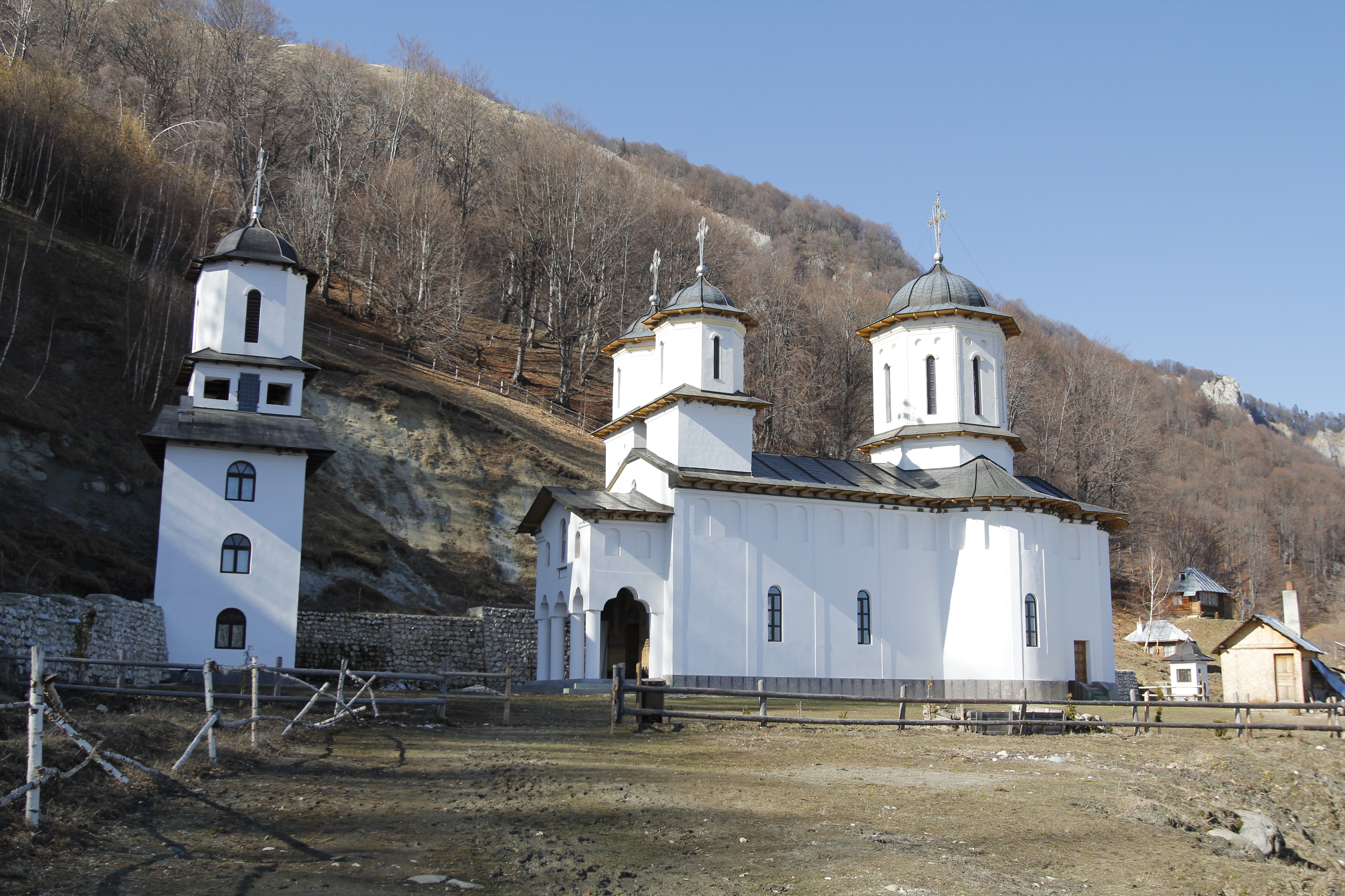 Schitul Patrunsa, acolo unde slujeste parintele Valerian