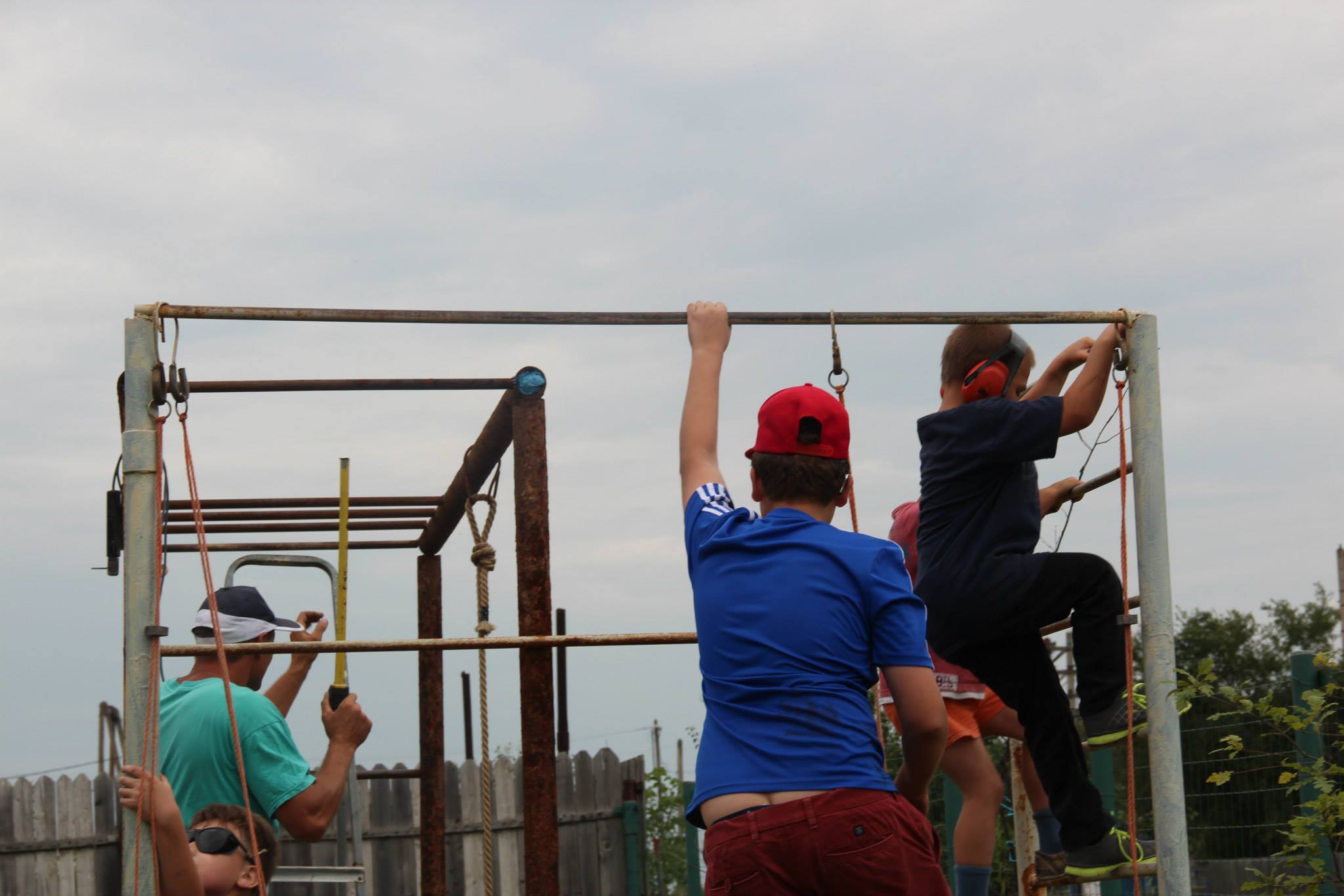 Iulian Stroe a fost ajutat chair de fiul sau Giuliano, despre care tot internetul a spus ca a ramas fara muschi