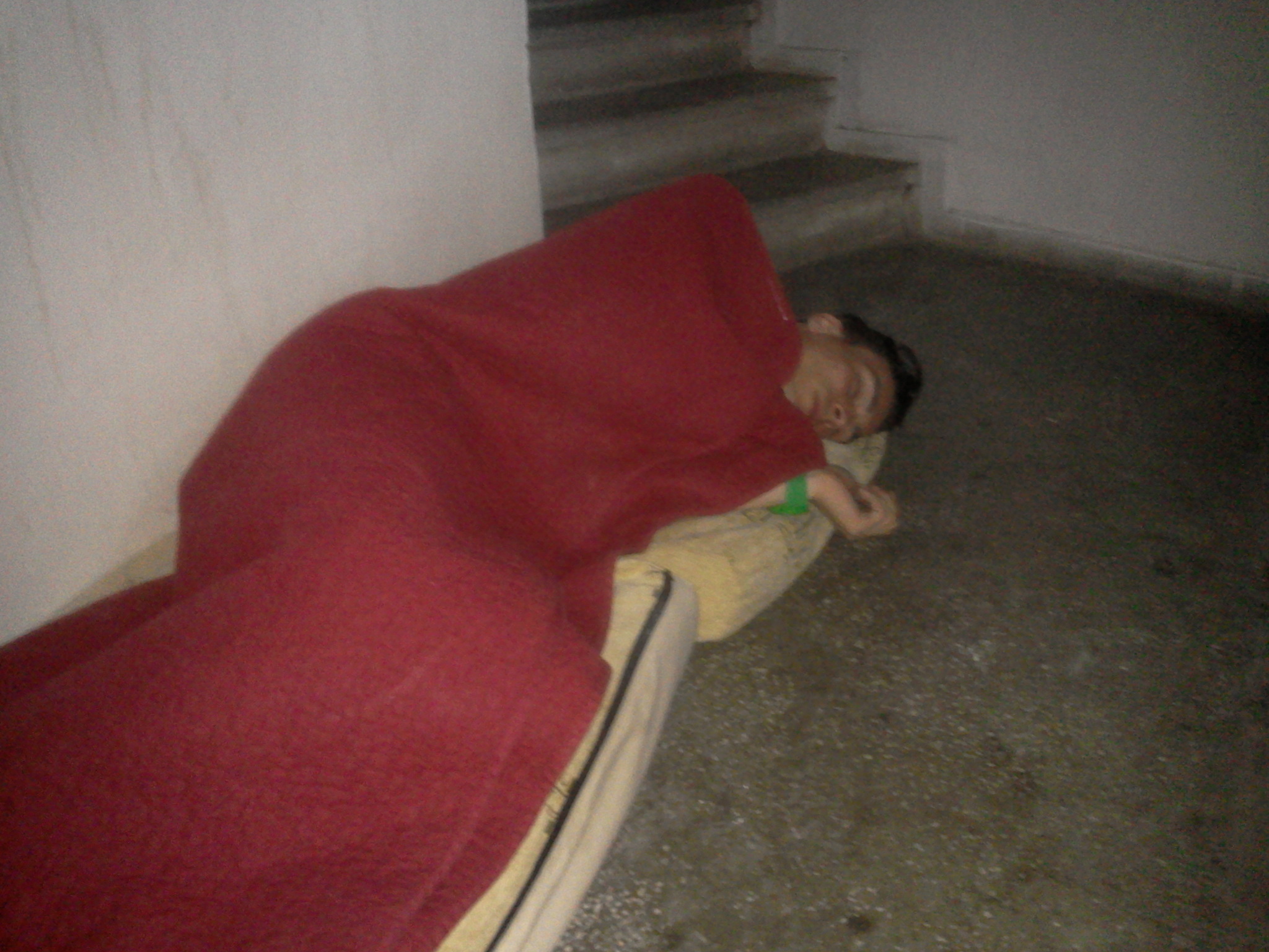 De cand a fost dat afara de la ultimul job, tanarul a fost dat afara de unde locuia cu chirie si de atunci doarme pe unde apuca