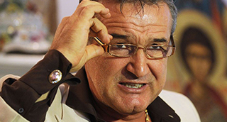 Gigi nu ezita sa se bage peste antrenor