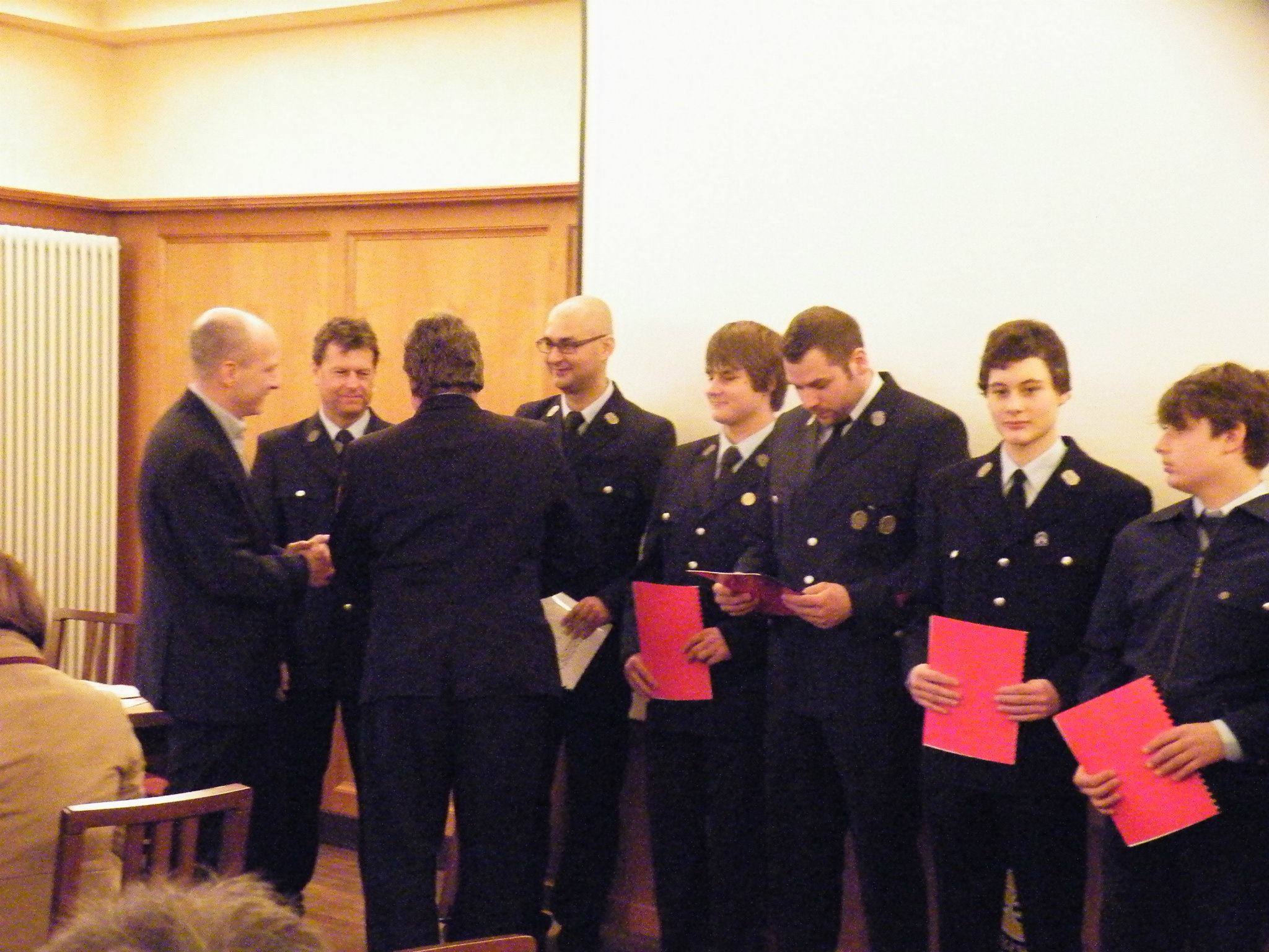 Felix este felicitat de catre primarul orasului pentru ca a ales sa fie voluntar la serviciul de pompier