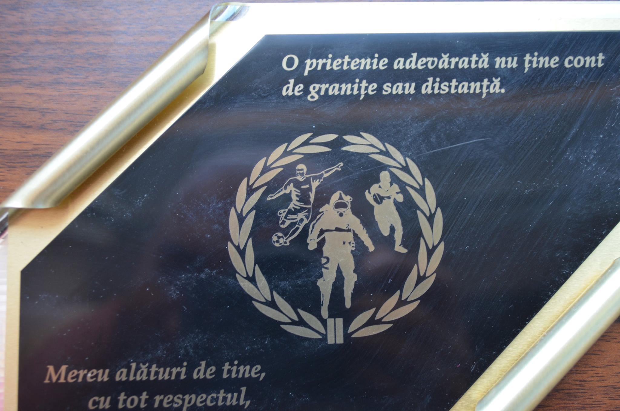 Placheta primita de la fostii sai colegi