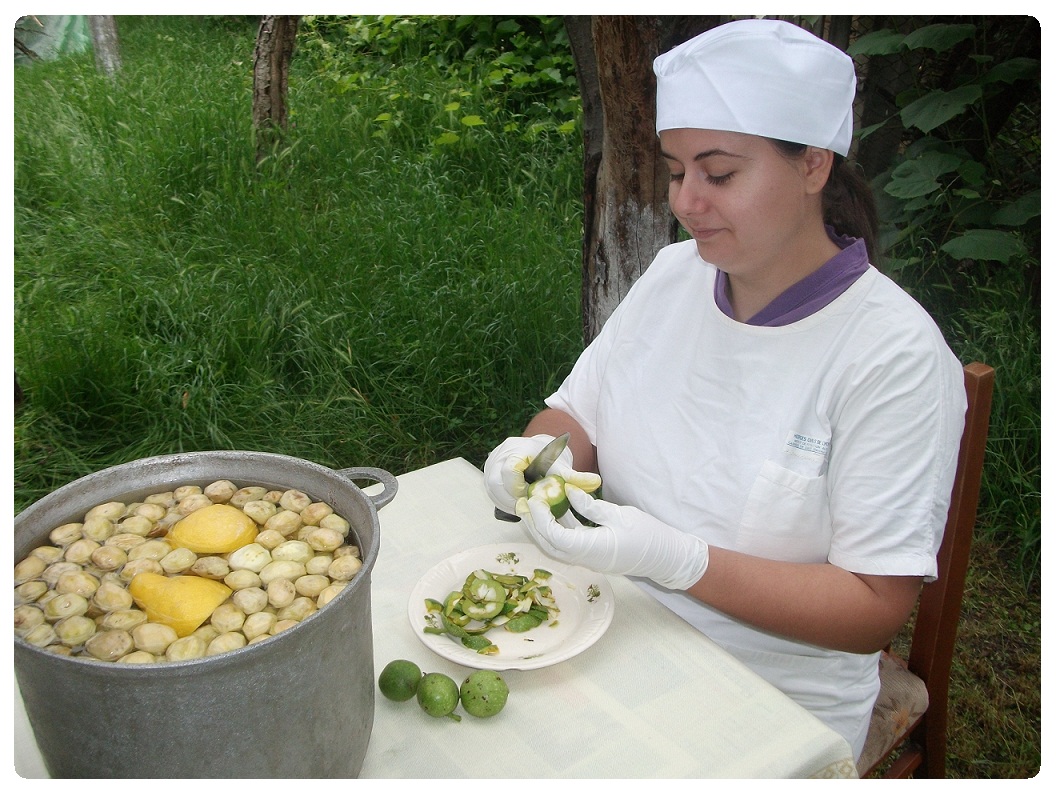 Alexandra curatand nuci verzi