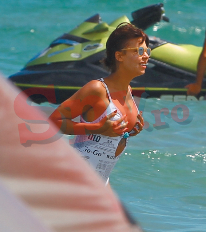 Cand a iesit din mare, ea si-a aranjat costumul dintr-o bucata