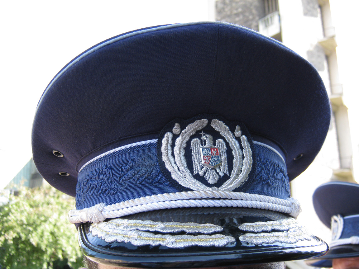 Politistul a sarit de pe o pasarela direct in cap in apa, dar din nefericire avea doar 50 de centimetri adancime