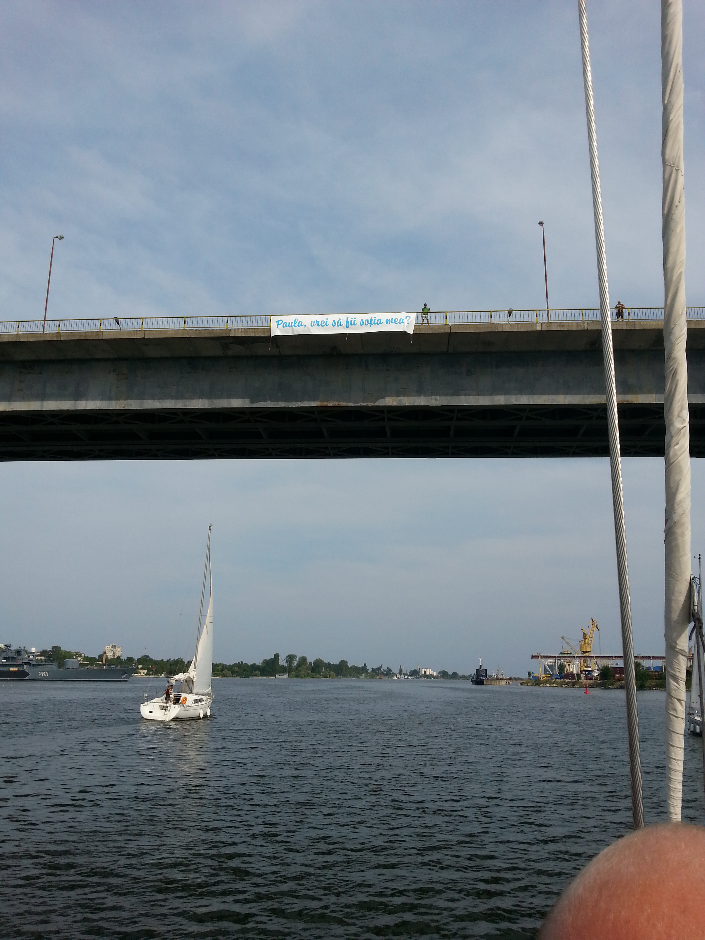 Ovidiu Drugan s-a catarat pe Podul mangaliei pentru a cere mana iubitei sale