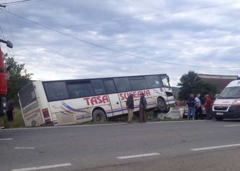 Masina s-a izbit frontal cu un autocar plin de persoane