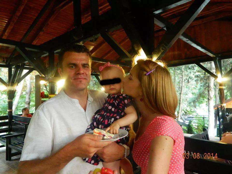 Potrivit unui martor Maria ar fi fost proiectata de pe bancheta dins pate a masinii sale, prin parbriz, direct in autocar