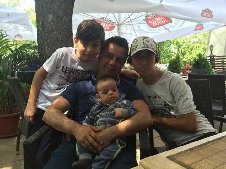 Florentin Petre si cei trei baieti ai lui.